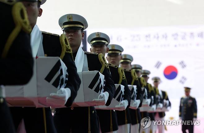 6·25 전사자 발굴 유해 합동영결식 [연합뉴스 자료사진]
