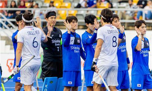 프랑스전을 마치고 상대 선수들과 인사하는 한국 대표팀. [대한하키협회 제공. 재판매 및 DB 금지]