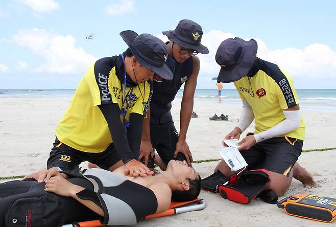 해수욕장 익수자 구조훈련 (제주=연합뉴스) 제주 협재해수욕장에서 진행된 익수자 구조훈련. [연합뉴스 자료사진]