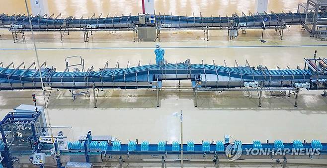 백산수 생산 [공동 취재. 연합뉴스 자료 사진]