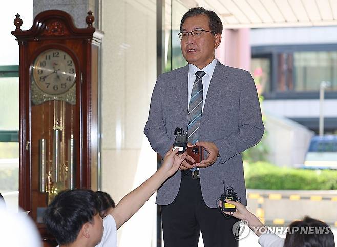 답변하는 이명현 특별검사 (서울=연합뉴스) 김도훈 기자 = 순직 해병 수사 방해 의혹 사건을 수사하는 이명현 특별검사가 19일 서울 서초구 자신의 사무실로 출근하며 취재진 질문에 답하고 있다. 2025.6.19 superdoo82@yna.co.kr