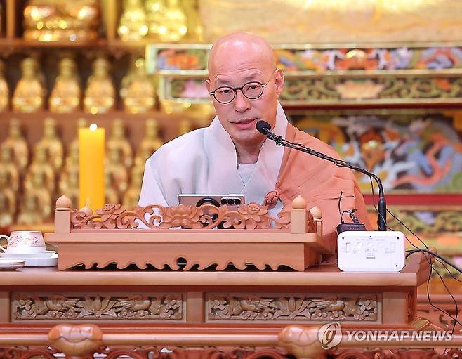 조계종 총무원장 진우 스님, 봉은사 특별법회 참석 (서울=연합뉴스) 류영석 기자 = 조계종 총무원장 진우스님이 22일 서울 강남구 봉은사 법왕루에서 열린 조계종 평등세상을 위한 사회적 약자 초청 특별법회에 참석해 인사말을 하고 있다.
    진우 스님 오는 23일 총무원장 취임 1천일을 맞는다. 2025.6.22 ondol@yna.co.kr