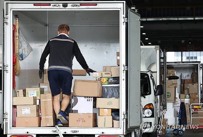 택배 종사자 (서울=연합뉴스) 2024년 8월 13일 오전 서울 송파구 동남권물류단지에서 직원들이 택배를 정리하고 있다. [연합뉴스 자료사진]