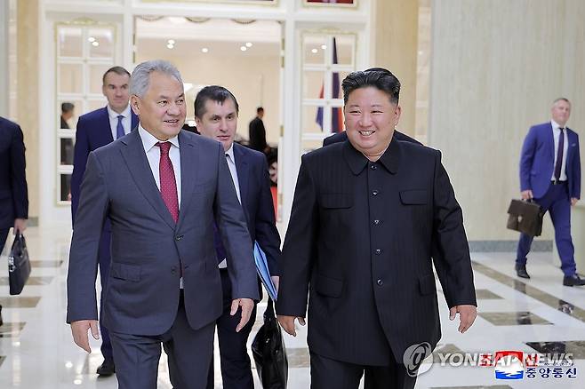 김정은, 쇼이구 러 국가안보회의 서기 접견 (평양 조선중앙통신=연합뉴스) 김정은 북한 국무위원장이 세르게이 쇼이구 러시아 국가안보회의 서기를 지난 17일 만나 "두 나라 간 조약의 범위 내에서 협조할 내용을 확정하고 관련 계획을 수락했다"고 조선중앙통신이 18일 보도했다. 2025.6.18 
    [국내에서만 사용가능. 재배포 금지. For Use Only in the Republic of Korea. No Redistribution] nkphoto@yna.co.kr