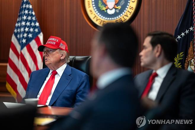 21일(현지시간) 백악관에서 회의 중인 도널드 트럼프 미 대통령 [백악관 제공. 워싱턴 EPA=연합뉴스. 재판매 및 DB 금지]