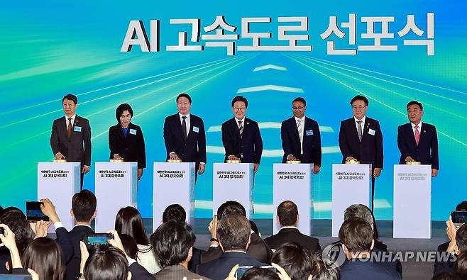 이재명 대통령, 울산 AI 데이터 센터 출범식 세리머니 (울산=연합뉴스) 홍해인 기자 = 이재명 대통령이 20일 울산전시컨벤션센터에서 열린 울산 인공지능(AI) 데이터 센터 출범식에서 참석자들과 함께 기념 세리머니에 참여하고 있다.
    왼쪽부터 안덕근 산업통상자원부 장관, 최민희 국회 과학기술정보방송통신위원장, 최태원 SK그룹 회장, 이 대통령, 아마존웹서비스(AWS) 프라사드 칼야나라만 인프라 총괄 대표, 유상임 과학기술정보통신부 장관, 김두겸 울산광역시장.  2025.6.20 [대통령실통신사진기자단] hihong@yna.co.kr