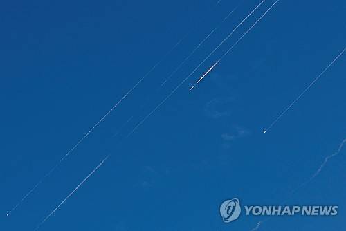 헤브론 상공에서 관찰된 이란 발사 미사일 (헤브론 로이터=연합뉴스) 2025년 6월 22일 이란에서 발사돼 이스라엘로 날아가는 미사일이 이스라엘군 점령지인 요르단강 서안지구 내 헤브론의 상공에서 촬영됐다. (REUTERS/Mussa Qawasma) 2025.6.22.