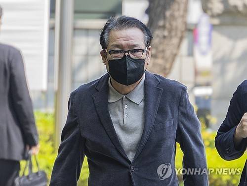 2018년 지방선거 공천헌금 의혹 혐의를 받는 '건진법사' 전성배씨가 5월 12일 서울 양천구 서울남부지법에서 열린 1심 두 번째 공판에 출석하고 있다. [연합뉴스 자료사진]