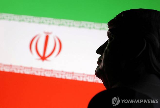 이란 국기 배경의 트럼프 모형(일러스트) [로이터 연합뉴스 자료사진 재판매 및 DB 금지]