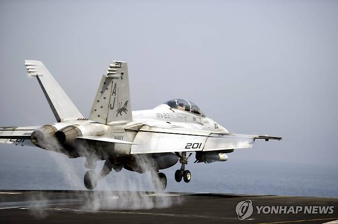 걸프 해역에 배치된 미 항공모함에서 이륙하는 F/A-18 전투기 [EPA 연합뉴스 자료사진 재판매 및 DB 금지]