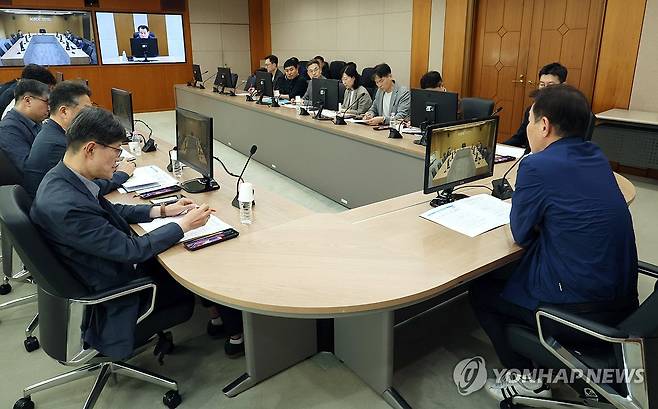 한국거래소 긴급 시장점검회의 (서울=연합뉴스) 22일 서울 여의도 한국거래소 서울사옥에서 정은보 거래소 이사장이 미국의 이란 핵시설 공습이 국내 증시에 미치는 영향을 점검하기 위해 열린 긴급 시장점검회의를 주재하고 있다. 2025.6.22 [한국거래소 제공, 재판매 및 DB 금지] photo@yna.co.kr