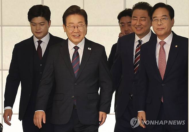 이재명 대통령과 여야지도부 (서울=연합뉴스) 한상균 기자 = 이재명 대통령이 22일 한남동 관저에서 여야 지도부와 기념촬영 후 오찬장으로 이동하고 있다. 
    이날 이 대통령과 여야 지도부 오찬에는 더불어민주당 김병기 당대표 직무대행 겸 원내대표, 국민의힘 김용태 비상대책위원장, 송언석 원내대표, 우상호 정무수석, 강훈식 대통령비서실장이 참석했다. 2025.6.22 xyz@yna.co.kr