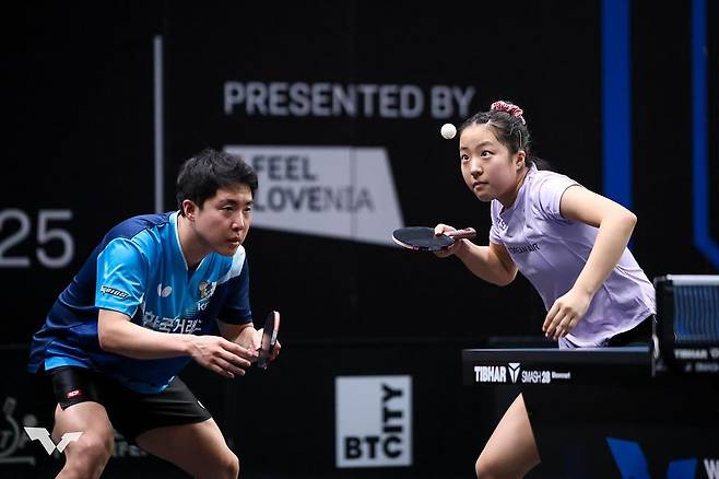 WTT 류블랴나 혼복 경기 중인 신유빈(오른쪽)과 임종훈 [WTT 인스타그램 캡처. 재판매 및 DB 금지]