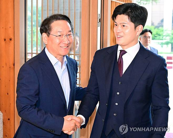 인천 방문한 김용태 비상대책위원장 (인천=연합뉴스) 국민의힘 김용태 비상대책위원장이 22일 오후 인천시 연수구 한 식당을 방문해 유정복 인천시장과 악수를 하고 있다. 2025.6.22 [독자 제공. 재판매 및 DB 금지] hwan@yna.co.kr