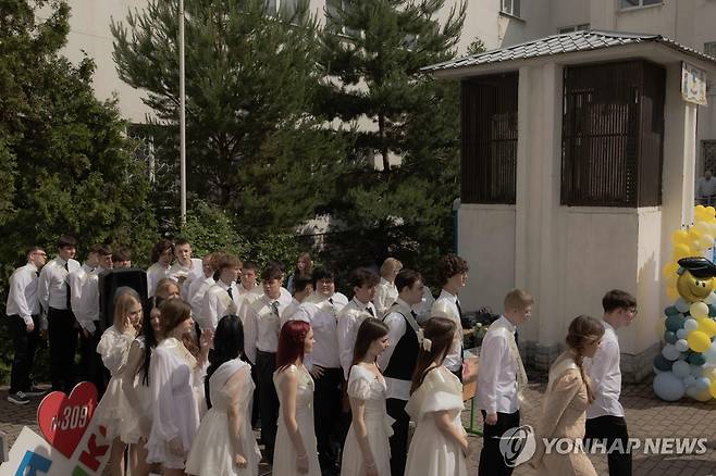 우크라이나 키이우 한 학교 졸업식 [AFP 연합뉴스 자료사진] ※기사 내용과 직접 관련 없음.
