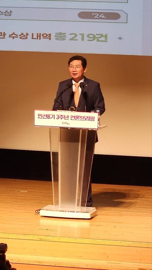 이살일 용인시장이 23일 오전 시청 에이스홀에서 민선 8기 취임 3주년 기자회견을 갖고 시정 성과와 방향에 대해 설명하고 있다. 용인/김성규기자 seongkyu@kyeongin.com