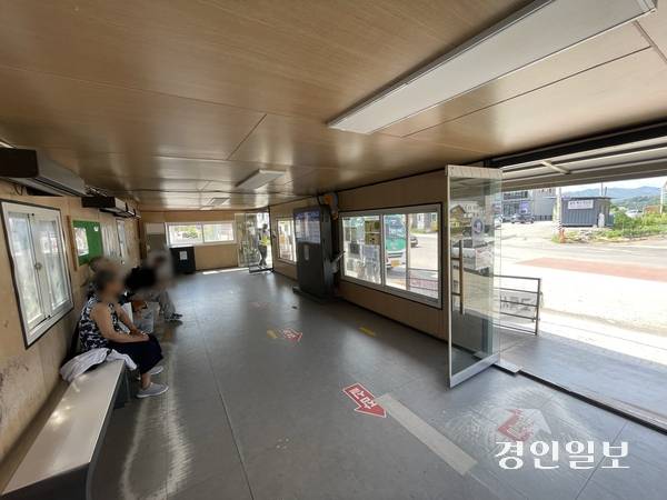 가평군 설악면 임시버스터미널 대합실의 냉방기기가 작동을 멈춘 가운데 출입문이 열려 있다. 2025.6.22 가평/김민수기자 kms@kyeongin.com
