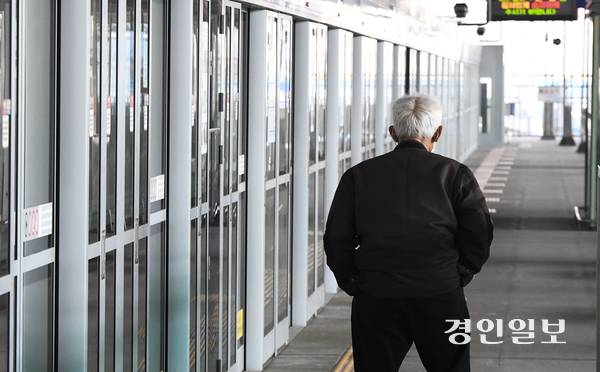 경로우대권 부정승차는 지자체 재정의 누수를 가져오고 있지만 사실상 막을 방안이 없다. /경인일보DB