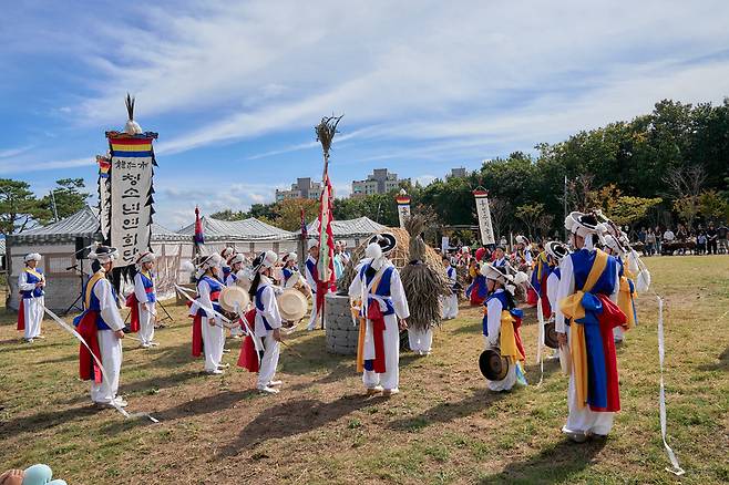 ▲ 용인미르공유학교2.0 일환으로 진행한 용인전통연희원 용구놀이 모습.&nbsp;/사진제공=용인교육지원청