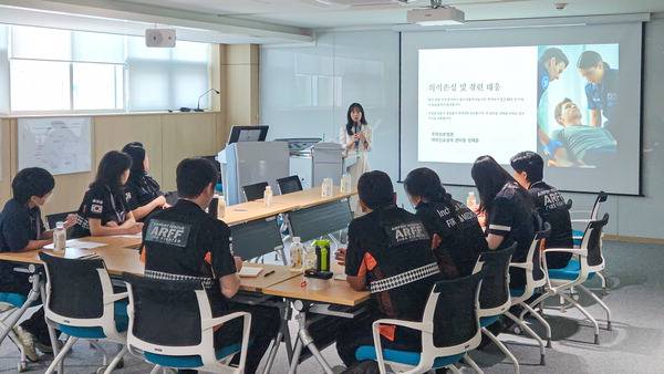 가톨릭관동대 국제성모병원이 인천국제공항 소방대 구급대원을 대상으로 '의식 손실 및 경련 대응교육'을 하고 있다.