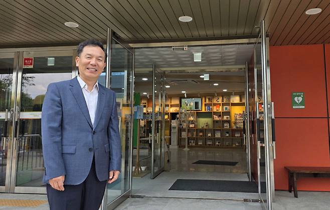 신주식 세종늘벗학교 교장이 정문 앞에서 미소를 띄고 있다. /사진=이은지 기자