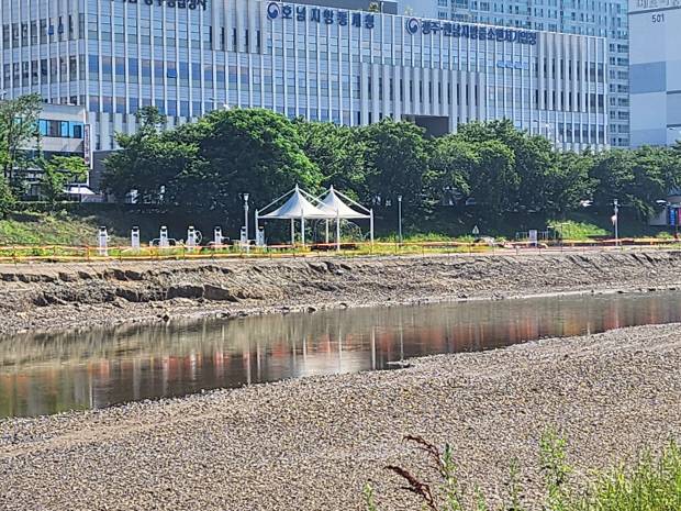 광주광역시 서구 광주천 동천교 일대의 중앙오수간선관로 정비사업 구간이 최근 내린 장맛비로 토사가 대규모로 유출됐다 . 정승우 기자