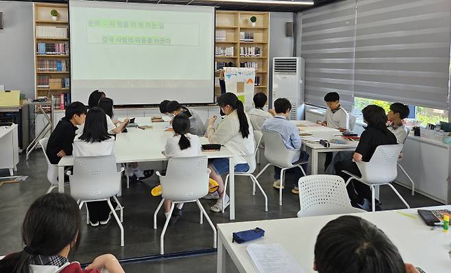 '한강 작가 깊이 읽기' 프로그램에 참여하고 있는 장흥장평중 학생들. /장평중 제공