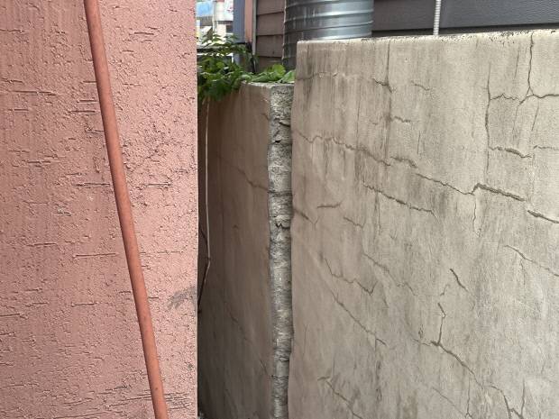 지난 20일 찾은 광주시 서구 운천로의 한 상가 담장이 갈라져 있다.