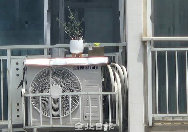 실외기 위에 화분 등이 올려져 있다. 김경수 기자
