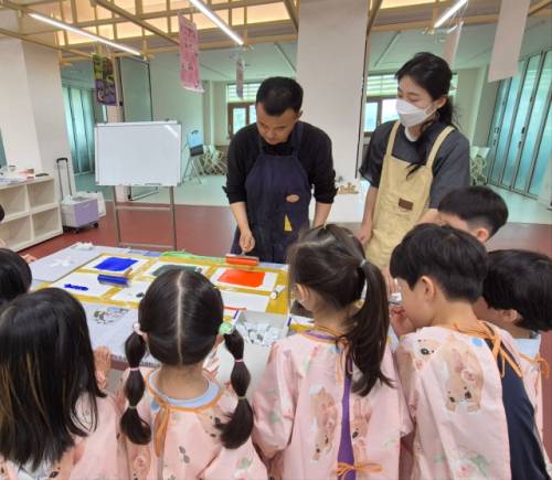 ◇주식회사 그린트리(대표:목선혜)는 유·아동 통합문화예술교육 프로그램 ‘꼼지락 꿈지락’을 오는 7월까지 운영한다. 사진은 최근 진행한 활동 사진.