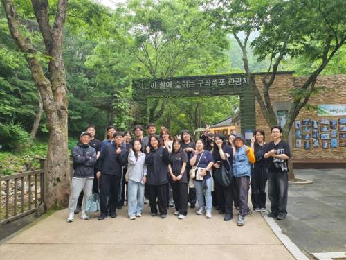 (주)이엠연구소 신민환 대표를 비롯한 임직원들의 모습.