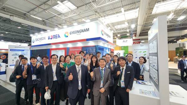 경남도, 사천시, 경남테크노파크, 코트라 파리무역관, 도내 13개 기업은 지난 16일부터 22일까지 프랑스 파리 르부르제 공항에서 열린 '2025 파리에어쇼'에서 경남도 홍보관을 운영했다. 참여자들이 기념사진을 찍고 있다. /경남도