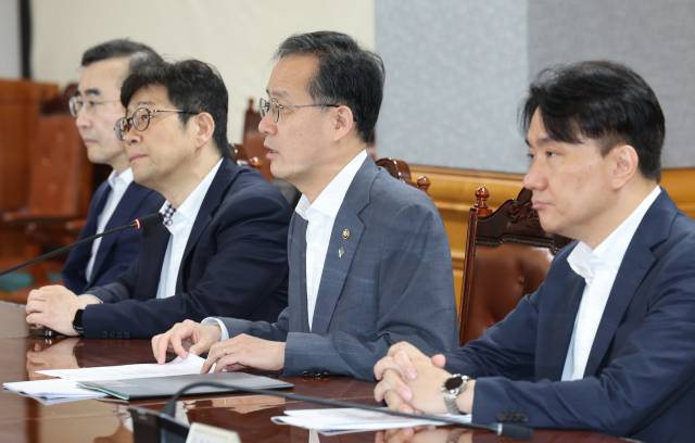 이형일 기재부 장관 직무대행 1차관이 19일 서울 중구 은행회관에서 열린 거시경제금융회의에서 발언을 하고 있다. 연합뉴스