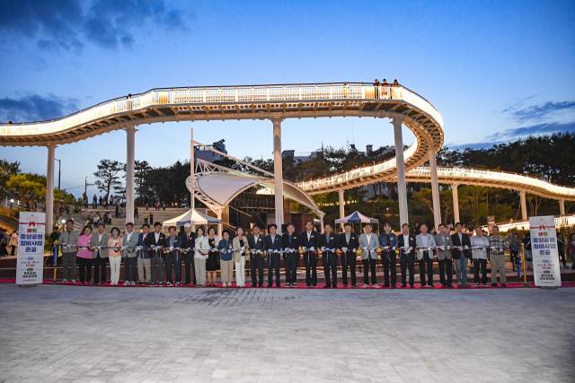 지난 19일 열린 문경 중앙공원 개장식 모습, 뒤로 새롭게 준공된 스카이워크 산책로가 보인다. 문경시 제공