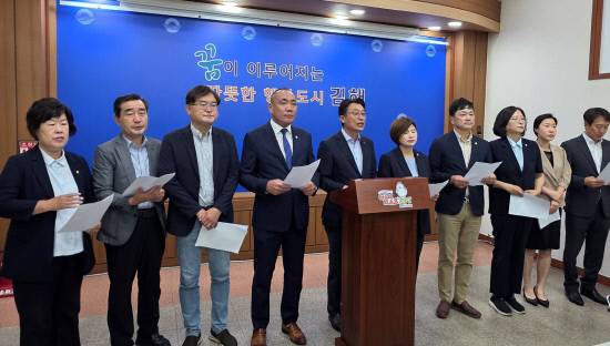 김해시의회 더불어민주당 의원들이 23일 시청 프레스센터에서 지난 6일 김해시가 현충일 기념식에서 롤케익과 홍태용 시장의 이름이 들어간 엽서를 답례품으로 전달한 것은 공직선거법 위반이라며 철저한 조사를 촉구하는 기자회견을 열고 있다.