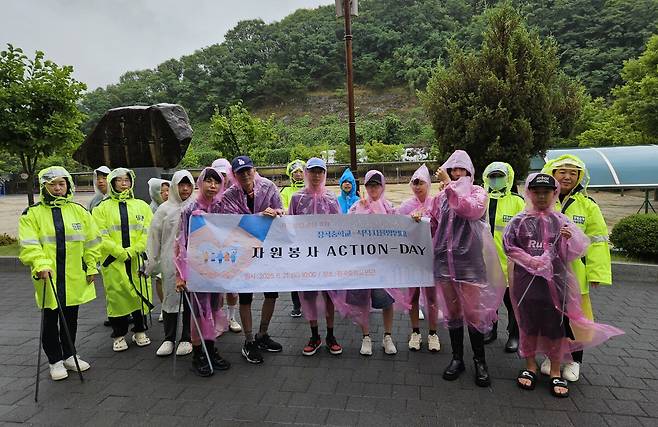 장곡중학교 학생과 가족, 석적자율방범대원들이 행사를 마치며 기념사진을 촬영하고 있다. /칠곡교육지원청 제공