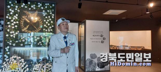 권정열 학도의용군 포항지회장이 학도의용군전승기념관에서 학도의용군 활약상을 설명하고 있다.