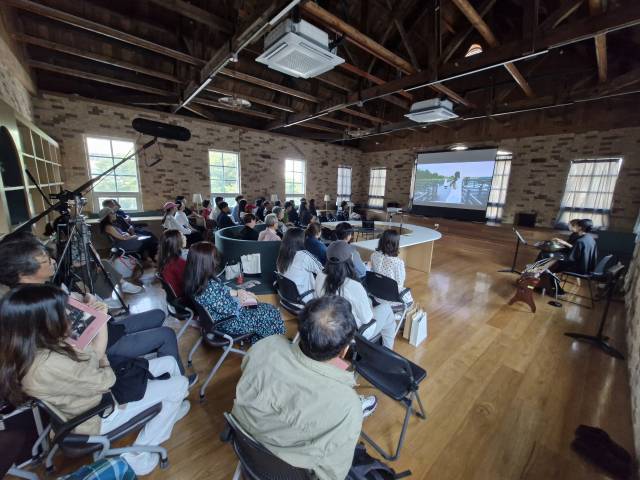 지난 18일 부산대 박물관 문화공간 가온나래에서 열린 제2회 부산국제실험영화제. 천장 서까래가 훤히 드러나게 복원한 공간이 눈길을 끌었다. 김희돈 기자