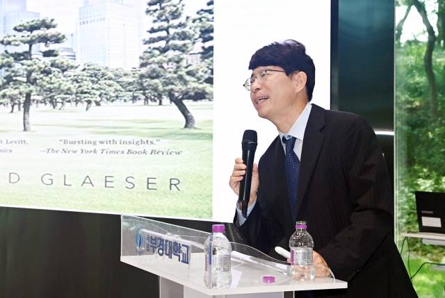 '서울대 10개 만들기'를 처음 제안한 경희대 사회학과 김종영 교수가 지난 18일 국립부경대 초청으로 특강을 진행하고 있다. 국립부경대 제공