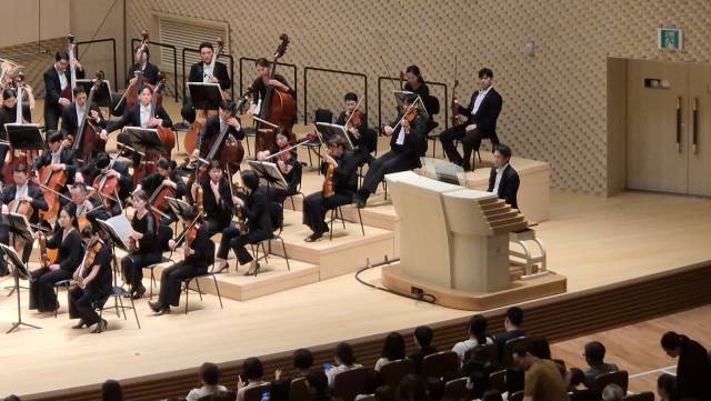 피아니스트 조성진이 지난 22일 부산콘서트홀에서 정명훈 예술감독의 지휘로 베토벤 피아노 협주곡 5번 ‘황제’를 연주하고 있다(위). 오르가니스트 조재혁이 오케스트라 무대에 설치한 이동형 콘솔에서 파이프오르간을 연주하고 있다. 클래식부산 제공