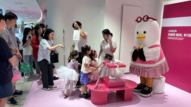 지난 19~22일 더현대 서울 5층 에픽서울에는 부산 관광 콘텐츠를 즐길 수 있는 팝업스토어가 마련됐다. 방문객들이 아이들과 함께 진실게임 이벤트에 참여하고 있는 모습. 부산관광공사 제공