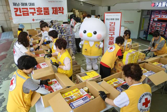 23일 오전 부산 부산진구 부산적십자회관 구호창고 앞에서 대한적십자사 부산지사 임직원과 자원봉사원들이 여름철 긴급재난상황에 대비한 비상식량세트를 제작하고 있다. 즉석밥, 즉석국, 컵라면 등 10종의 식료품으로 구성된 비상식량세트는 태풍과 집중호우 등 여름철 재난 발생 시 이재민과 긴급구호활동 인원들에게 신속하게 전달하는 구호물품으로, 부산적십자는 총 800세트를 확보·비축할 계획이다. 김종진 기자 kjj1761@