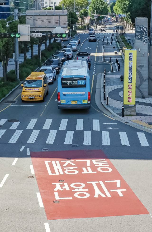 23일 부산 부산진구 동천로 대중교통전용지구. 이곳은 2021년 5월부터 현재까지 단속이 무기한 중단된 상태이다. 김종진 기자 kjj1761@