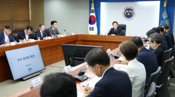 이재명 대통령이 23일 용산 대통령실에서 제1차 수석보좌관회의를 주재하고 있다.연합