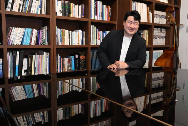 전민수씨가 김해 문화기획사 ‘동행’ 내 스튜디오에서 포즈를 취하고 있다./성승건 기자/