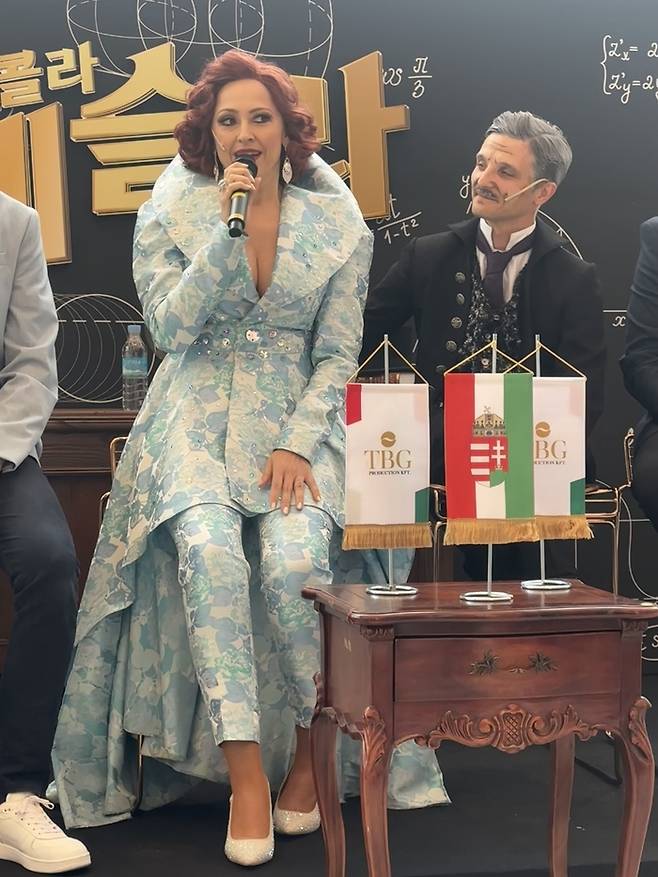 지난 20일 열린 기자간담회에서 두카 테슬라·사라 베른하르트 역의 배우 니콜렛 푸레디(왼쪽)이 작품에 대해 설명하고 있다. <사진=정수민기자>