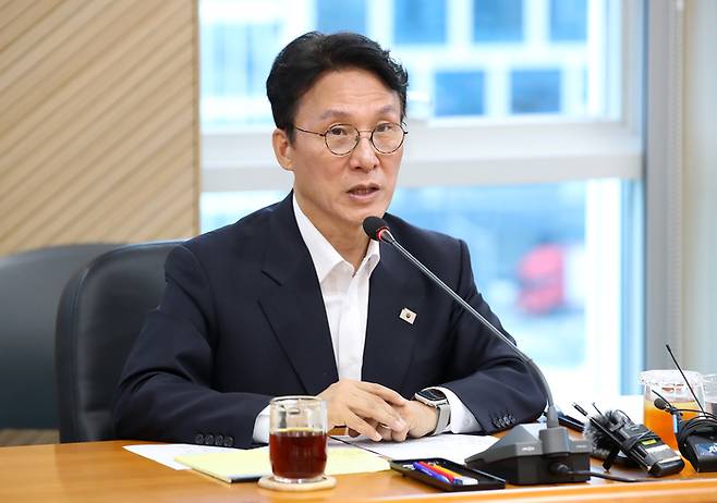 김민석 국무총리 후보자가 20일 대구 수성구 대구디지털혁신진흥원에서 열린 '인공지능 전환(AX) 연구거점 조성을 위한 경청 간담회'에서 모두발언하고 있다. 연합뉴스