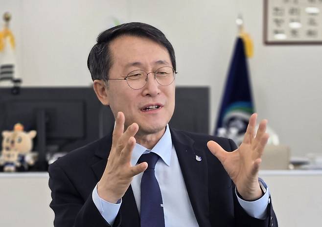 개교 73주년을 맞은 제주대학교는 제주 인재양성의 요람이다. 글로벌대학으로 거듭나려는 대학의 구상을 김일환 제주대학교 총장과의 대담을 통해 들어봤다. 대담은 원로 칼럼니스트인 김수종 전 한국일보 주필이 맡았다.&nbsp; ⓒ제주의소리