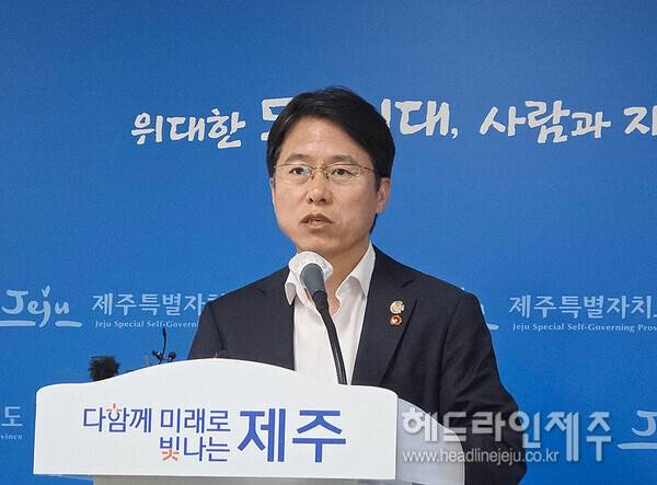 제주형 건강주치의 시범사업의 재추진 관련 내용을 설명하고 있는 조상범 제주도 안전건강실장.&nbsp;ⓒ헤드라인제주