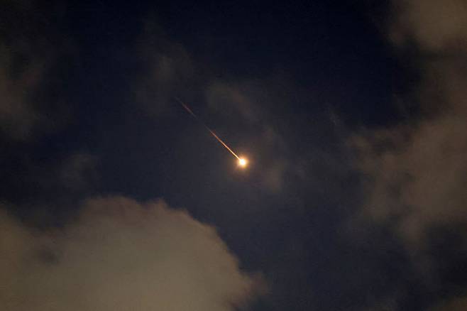 지난 21일(현지시간) 이스라엘 해안도시 네타냐 상공에 이란이 발사한 미사일 궤적이 포착되고 있다. (사진=AFP)